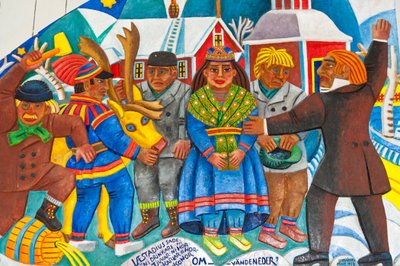 Sami-Kunst; das tägliche Leben der Sami; bunte Holzschnitzerei; Sami-christlicher Altaraufsatz, entworfen vom Künstler Bror Hjort in der Holzkirche von Jukkasjärvi; Lappland; Norrbotten; Schweden; Skandinavien; Europa von Unbekannt