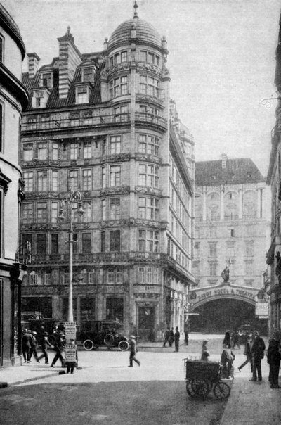 Savoy Hotel und Theater gegenüber der Strand von der Norfolk Street, London, um 1930er Jahre von Unbekannt
