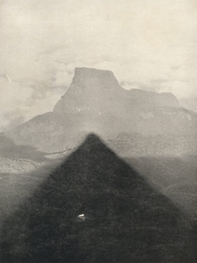 Schatten des Adamspik bei Sonnenaufgang, 1926 von Unbekannt