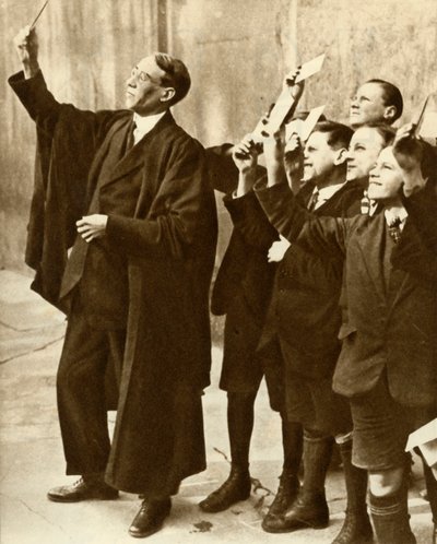 Schüler und Lehrer beobachten eine Sonnenfinsternis, Großbritannien, 1921, 1935 von Unbekannt