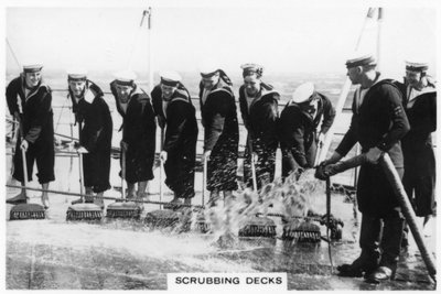 Deckschrubben an Bord der HMS Nelson, 1937 von Unbekannt