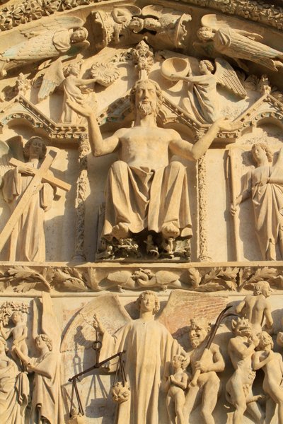 Skulptur des sitzenden Christus auf einem Thron. Das Jüngste Gericht. Tympanon des westlichen Zentralportals von Unbekannt
