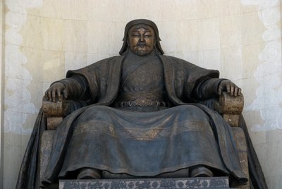 Sitzende Statue von Dschingis Khan im Parlamentsgebäude in Ulan Bator, 2005 von Unbekannt