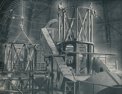 Abschnitt für Abschnitt erhebt sich das riesige Stahlgerüst des Hookers-Zylinders, ca. 1935 von Unbekannt
