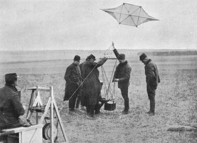 Start eines französischen Kriegskites, an dem eine Kamera befestigt ist, 1914, 1915 von Unbekannt