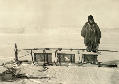 Shackleton neben dem gebrochenen südlichen Schlitten, ca. 1908, 1909 von Unbekannt