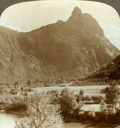 Scharfe Zinnen des Romdalshorn, die die Bergwand über dem Fluss Rauma krönen, Norwegen, ca. 1905 von Unbekannt