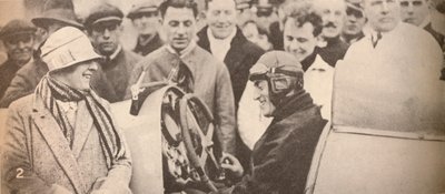 Vorführung des Antriebsmechanismus für interessierte Zuschauer, um 1927, 1935 von Unbekannt