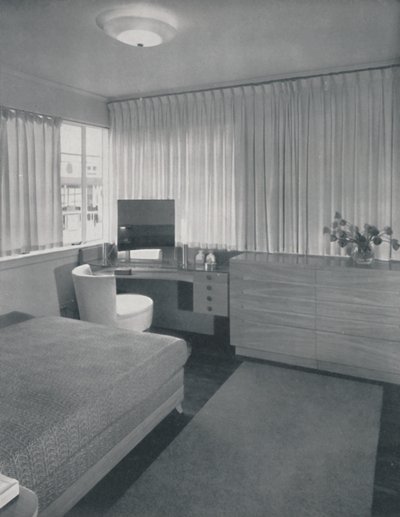 Einfache und praktische Linien charakterisieren dieses Schlafzimmer, 1942 von Unbekannt