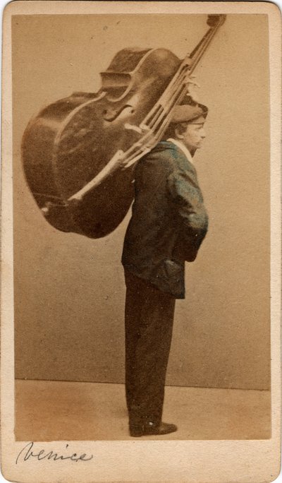Kleines Metier: Porträt eines Kontrabassspielers, das Instrument auf dem Rücken tragend, Venedig. 19. Jahrhundert Druck auf Karton Maße 10,5x6 cm von Unbekannt