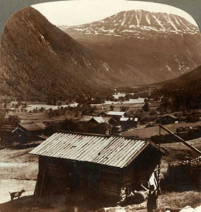 Schneebedeckte Höhen des Mt. Gausta, 6180 ft., über ruhigen Häusern im Maan-Tal, Norwegen von Unbekannt
