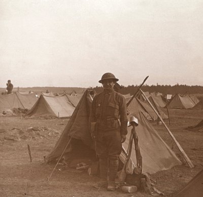 Soldat steht neben Zelt, amerikanisches Lager, Melette, Frankreich von Unbekannt