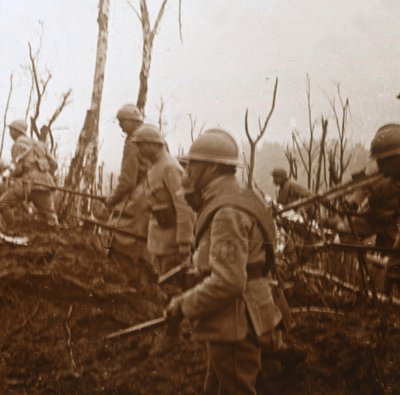 Vorrückende Soldaten, ca. 1914-1918 von Unbekannt