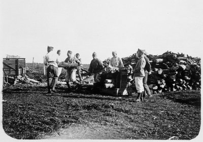 Soldaten der französischen Fremdenlegion stapeln Holz, Syrien, 20. Jahrhundert von Unbekannt