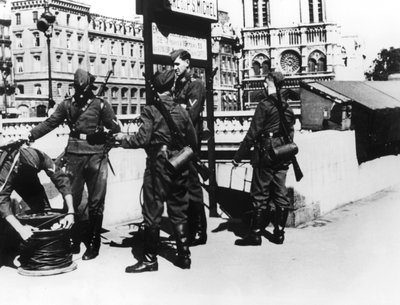 Soldaten mit einem Telefonkabel auf der Pont St. Michel, Paris, Juni 1940 von Unbekannt