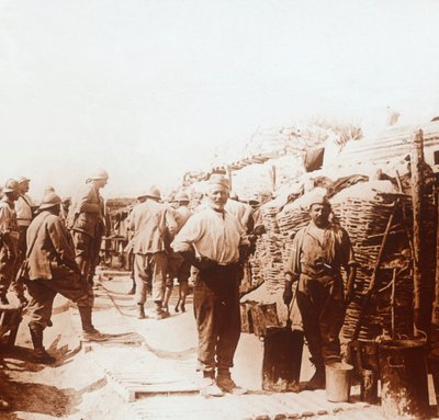 Soldaten mit Metallbehältern, ca. 1914-1918 von Unbekannt