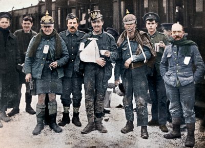 Einige fröhliche Verwundete aus den Kämpfen von Neuve Chapelle, die erbeutete deutsche Helme tragen, 1915 von Unbekannt