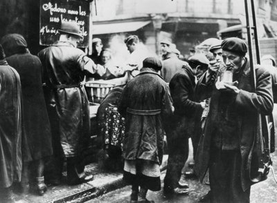 Suppenküche für Bedürftige, Les Halles, deutsch besetztes Paris, Februar 1941 von Unbekannt