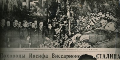 Sowjetische Führer besuchen die mit Blumen geschmückte Bahre von Stalin in der Säulenhalle von Moskau von Unbekannt