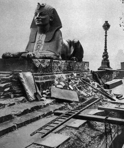 Sphinx beschädigt durch eine deutsche Bombe, die auf das Embankment abgeworfen wurde, 4. September 1917, 1935 von Unbekannt