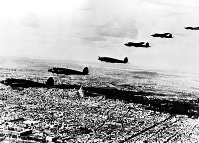 Staffel deutscher Heinkel He 111 Bomber über dem besetzten Paris, Juli 1940 von Unbekannt