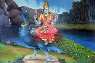 Sri Mariamman Hindu Tempel. Sri Gowmari mit Pfau, Symbol von Subramanyan. Singapur von Unbekannt