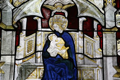 Buntglasfenster in der Kollegiatkirche Notre-Dame des Marais: Jungfrau und Kind, Villefranche-sur-Saône, Frankreich von Unbekannt