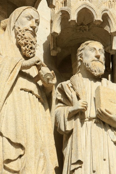 Statuen in der Laibung und der linken Seitenwand des Zentralportals: von rechts nach links, Apostel: St. Jakobus der Jüngere und St. Thomas. Kathedrale von Amiens, Amiens, Frankreich von Unbekannt