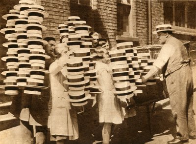 Strohhüte kommen wieder in Mode, 1930, 1933 von Unbekannt