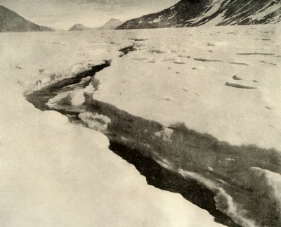 Strom von fließendem Wasser in der Mitte des Ferrar-Gletschers im Hochsommer, ca. 1908, 1909 von Unbekannt