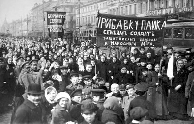 Streikende Putilow-Arbeiter am ersten Tag der Februarrevolution, St. Petersburg, Russland, 1917 von Unbekannt