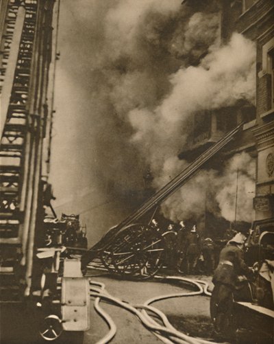 Brandbekämpfung in einer engen Stadtstraße, ca. 1935 von Unbekannt