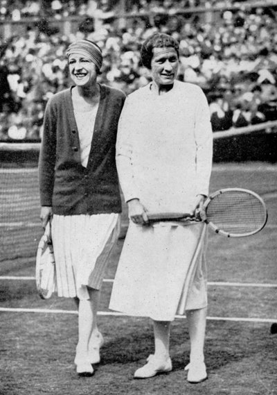 Suzanne Lenglen und Elizabeth Ryan vor ihrem letzten Einzelspiel in Wimbledon, 1925 von Unbekannt