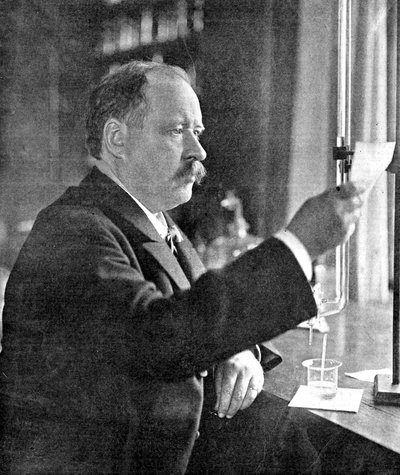 Svante Arrhenius 1859-1927, schwedischer Physiker und Chemiker in seinem Labor, 1909 von Unbekannt