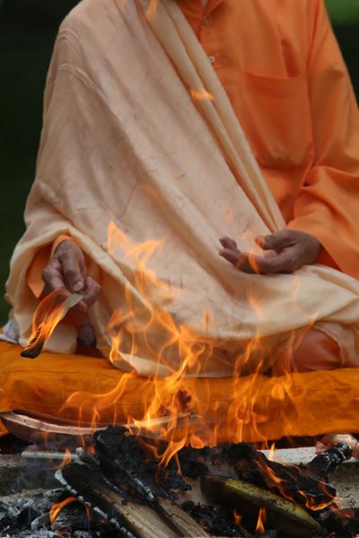 Swami Veetamohanda führt das Homa-Feuerritual im Garten des Ramakrishna Vedantischen Zentrums durch. Gretz, Frankreich von Unbekannt
