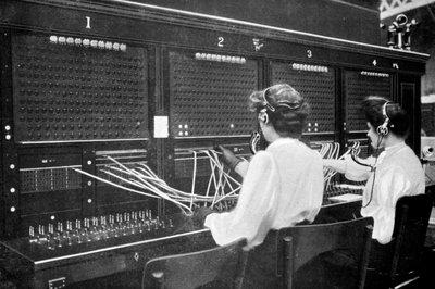 Telefonistinnen bei der Arbeit, frühes 20. Jahrhundert von Unbekannt
