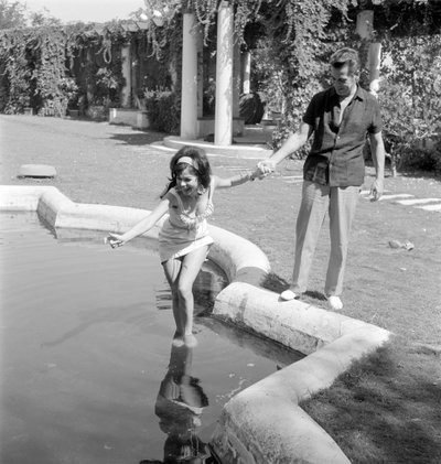 Die Schauspielerin Laya Raki mit dem Schauspieler Ron Randell am Venedig Lido - 1961 von Unbekannt