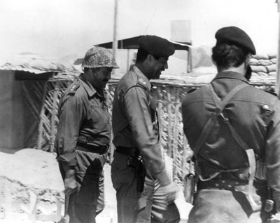 Taha Yassin Ramadan und Saddam Hussein inspizieren die Front von Basra, Irak, Februar 1987 von Unbekannt