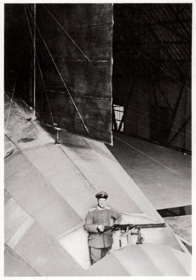 Heckschütze eines deutschen Zeppelin-Luftschiffs, Erster Weltkrieg, 1914-1918, 1933 von Unbekannt
