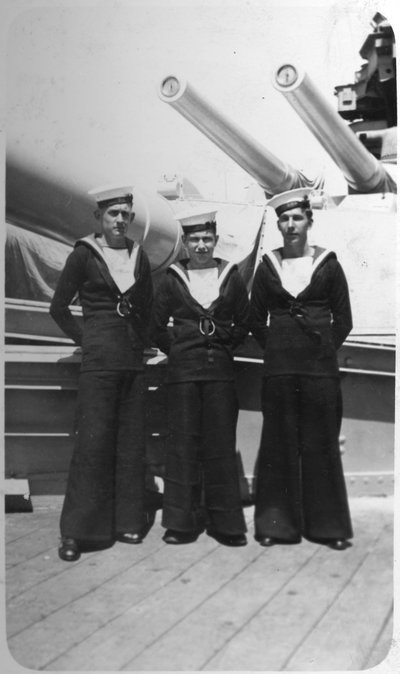 Ted und Freunde, drei Matrosen der Royal Navy an Bord eines Kriegsschiffs, ca. 1920er-1930er von Unbekannt