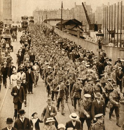 Territoriale vom Sommerlager - Terrier marschieren leicht über die Westminster Bridge, 1914-1918, 1933 von Unbekannt