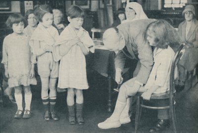 Test des Patellarsehnenreflexes zur Indikation einer Nervenerkrankung, um 1935 von Unbekannt