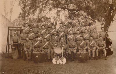 Das Bataillonsorchester des Ersten Bataillons, Das Queens Own Royal West Kent Regiment. Poona, Indien, 1 von Unbekannt