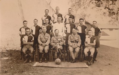 Die Fußballmannschaft des ersten Bataillons, The Queens Own Royal West Kent Regiment. Poona von Unbekannt
