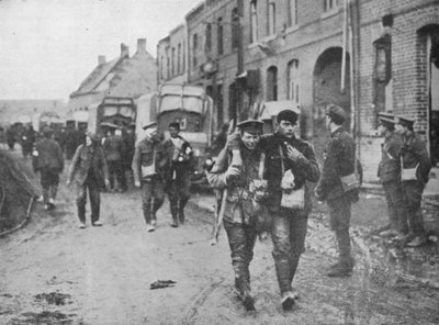 Die britischen Verwundeten kehren nach einem Angriff zu einer Sanitätsstation zurück, 1915 von Unbekannt