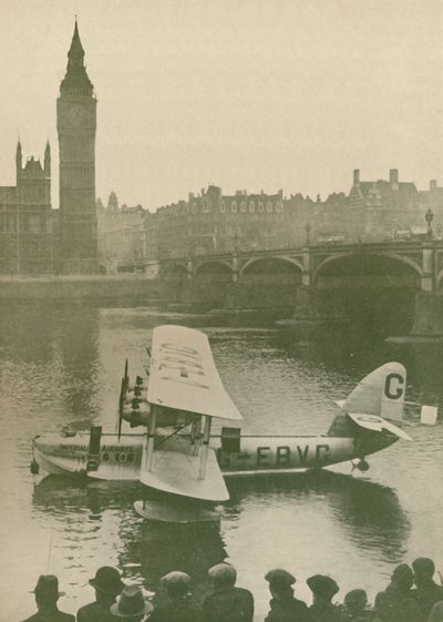 Das Calcutta-Flugboot vor dem Parlament am Ufer der Themse, 1927 von Unbekannt