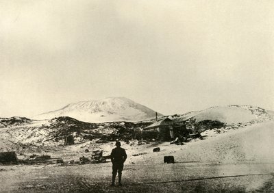 Die Hütte mit dem Mount Erebus im Hintergrund im Herbst, 1908 von Unbekannt