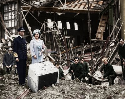 Der König und die Königin begutachten Bombenschäden, Buckingham Palace, London, Zweiter Weltkrieg, 1940 von Unbekannt