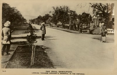 Die Mall, Rawalpindi - Richtung Lockharts Denkmal in der Ferne, um 1918-1939 von Unbekannt