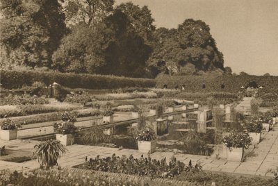 Die Ruhe des niederländischen Gartens im Kensington-Palast, bewacht von verschlossenen Toren, 1935 von Unbekannt